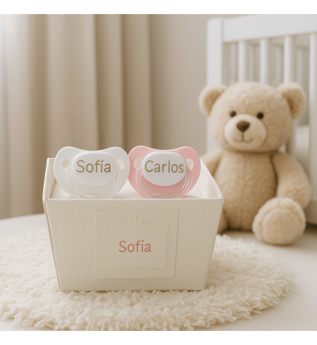Set de Dos Chupones, Sujetachupón y Babero Personalizados | Regalo para Bebé