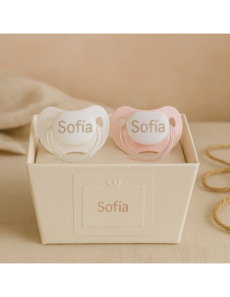 Set de Dos Chupones, Sujetachupón y Babero Personalizados | Regalo para Bebé
