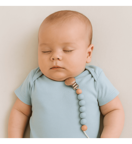 Caja Regalo con Body, Chupón, Mordedor y Pinza – Regalo Bebé con Estilo