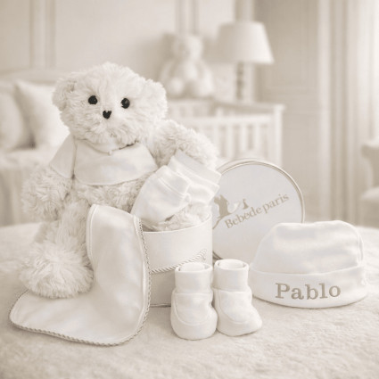 Set para bebé: patucos, manoplas y gorro con peluche en caja vintage 2