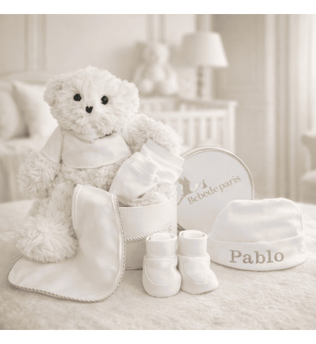 Set para bebé: patucos, manoplas y gorro con peluche en caja vintage