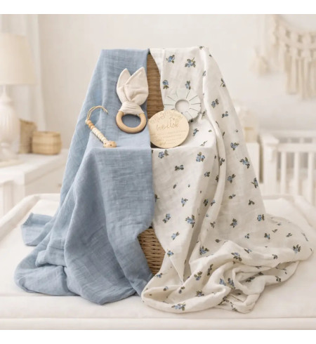 Regalo sostenible y naturalpara Bebé: 2 Muselinas, Mordedera y Sujetachupón Azul